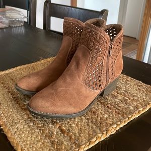 Women’s size 7 1/2 booties